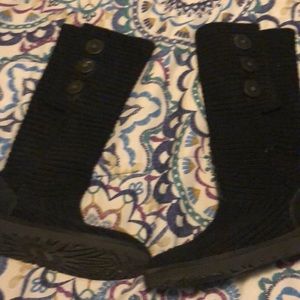 Black sweater Ugg boots ( worn twice)
